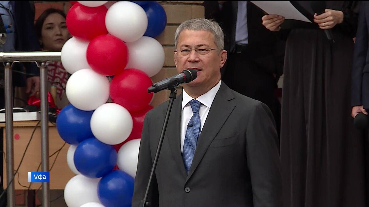    Глава Башкирии Радий Хабиров проводил в первый класс дочь Азата Бадранова, который находится в зоне СВО