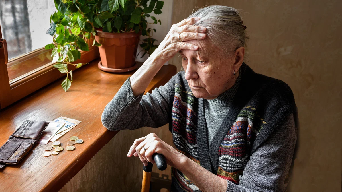 Бабушкины слёзы. Печальный рассказ одной петербургской пенсионерки из соседней квартиры: на продукты не хватает, зато коммуналку оплачу
