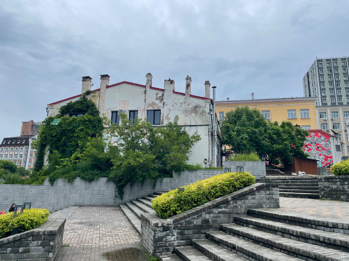 Заметили хвост кита на фасаде здания? А он там есть, только здорово выцвел.