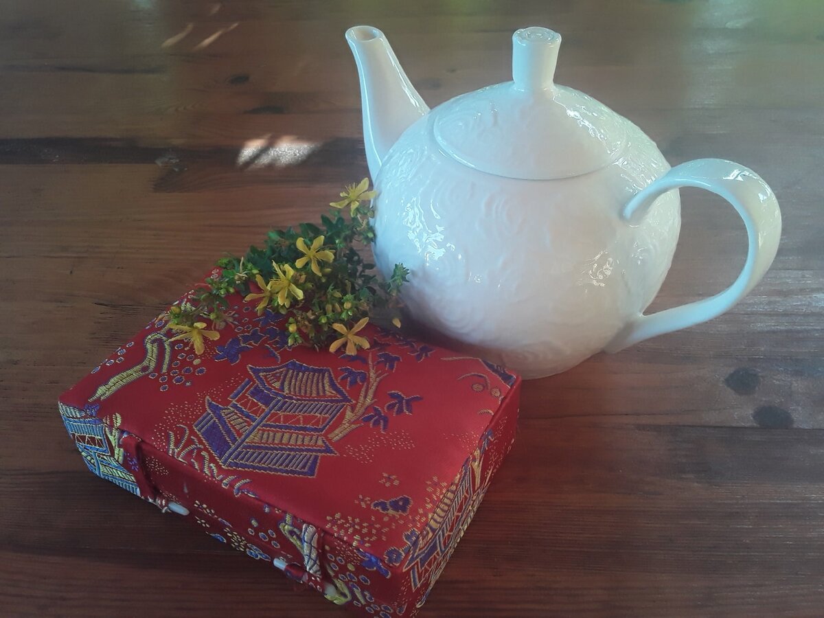 Волшебное зелье в чистом виде не заваривают, а добавляют в чай к другим травам по два листочка на стакан