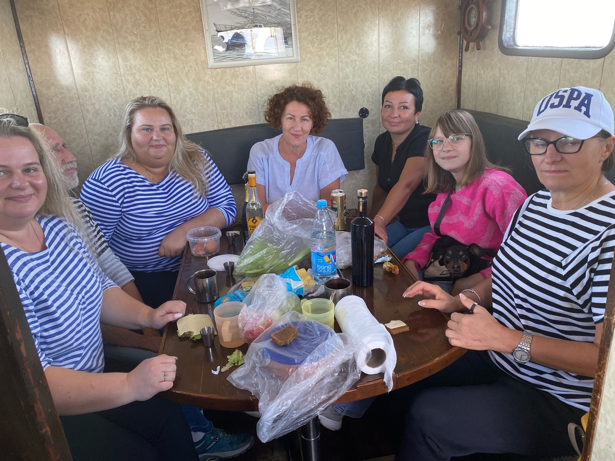 Наша весёлая тусовка на катере. Капитан и помощник в рубке.