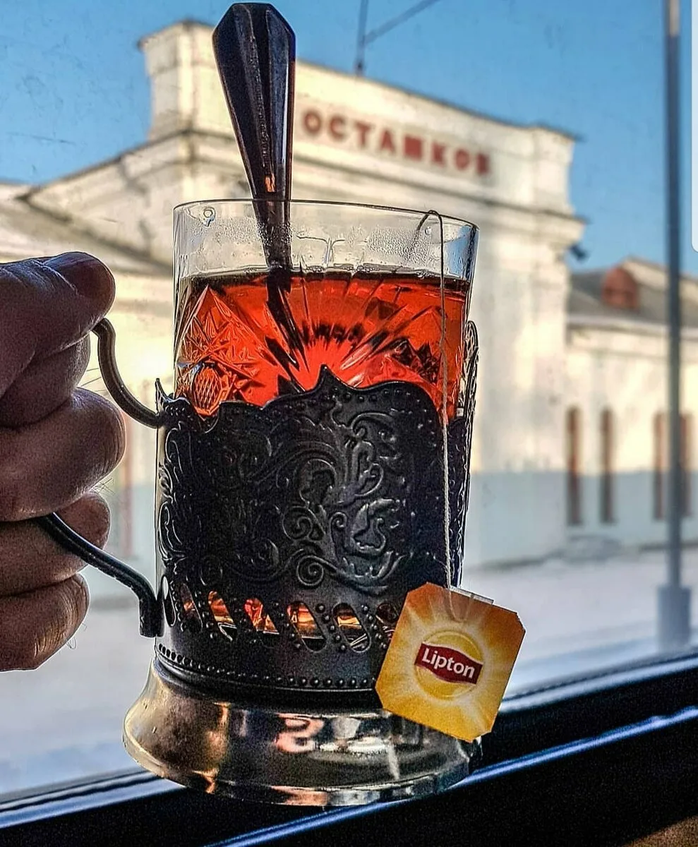 Стакан с чаем в поезде. Фото: hdpic.club