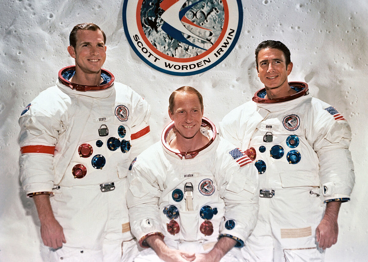 Космический полет на луну. Аполлон 15 на Луне. Американские астронавты Аполлон 15. Apollo 15 Дэвид Скотт.