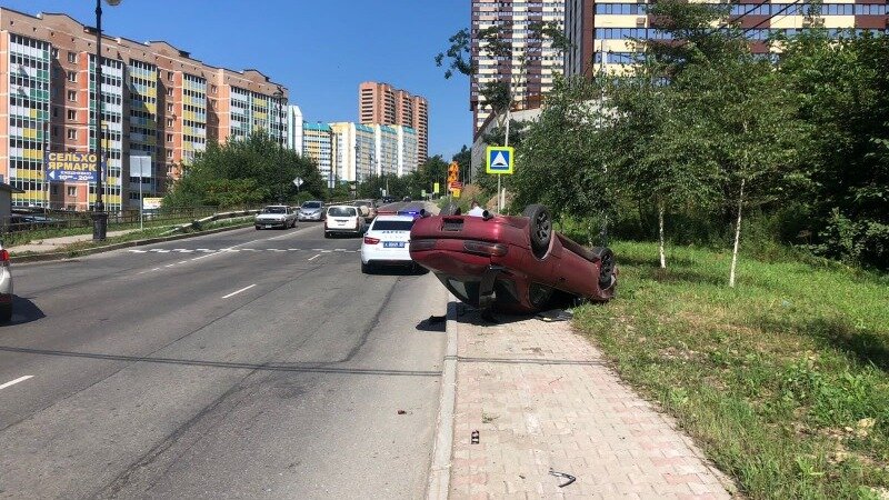     Сотрудники ГИБДД выехали на место ДТП в районе улицы Анны Щетининой во Владивостоке. Установлено, что нетрезвый водитель Toyota Sprinter Trueno жёстко «притёр» Toyota Land Cruiser Prado.