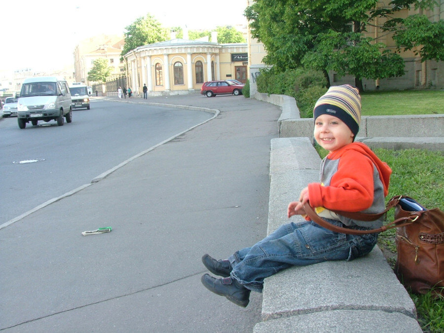 Присели передохнуть по дороге к нужному нам зданию. Тем более, что время было раннее, организация еще не работала.
