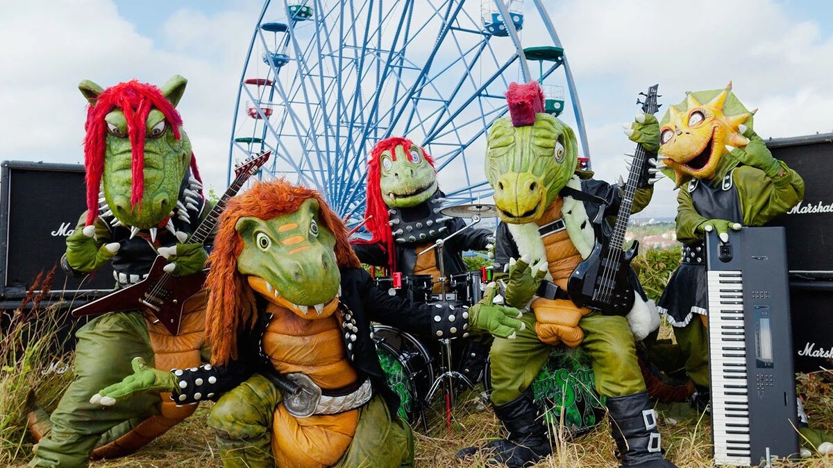Все участники группы Hevisaurus выходят на сцену в костюмах динозавров, и используют псевдонимы. Сегодня в составе группы играют "Herra Hevisaurus", "Milli Pilli", "Komppi Momppi", "Riffi Raffi" и "Muffi Puffi".