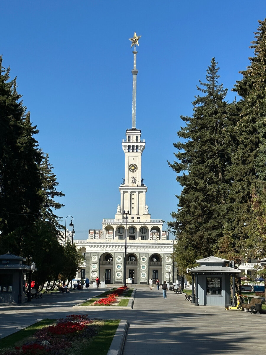 Здание Северного речного вокзала. Фото автора