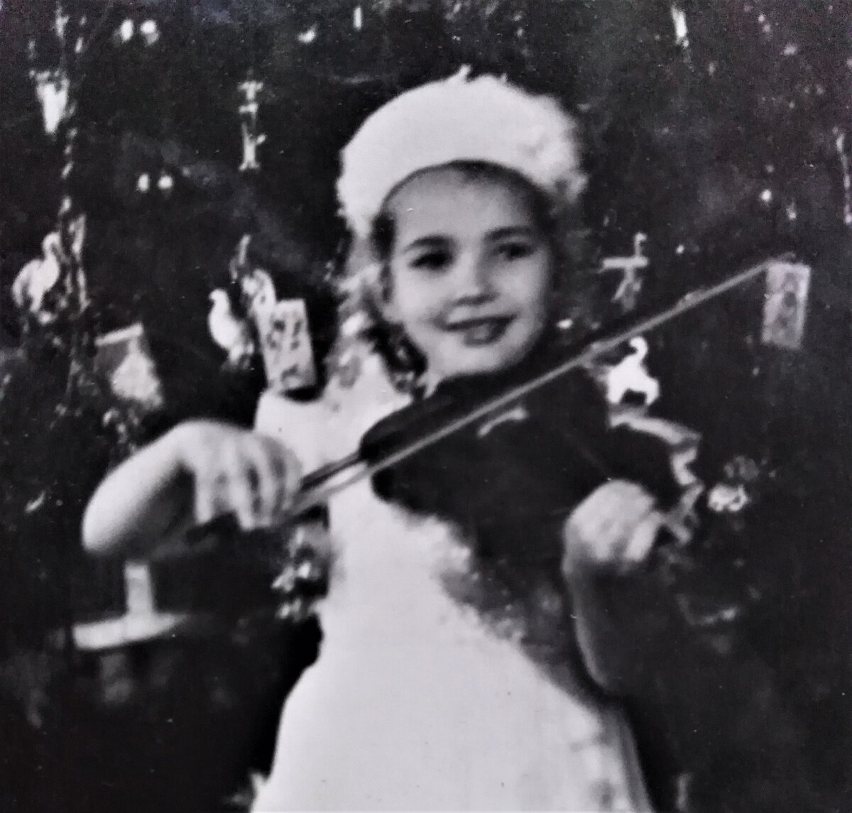 Фото из личного архива. 6 лет. 2 класс музыкальной школы.