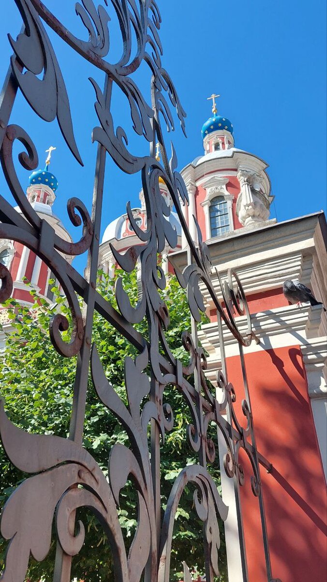 Храм во имя священномученика Климента, Папы Римского, крупнейший храм Замоскворечья, архитектурный стиль - барокко, тут и далее фото автора стати, август 2023г.