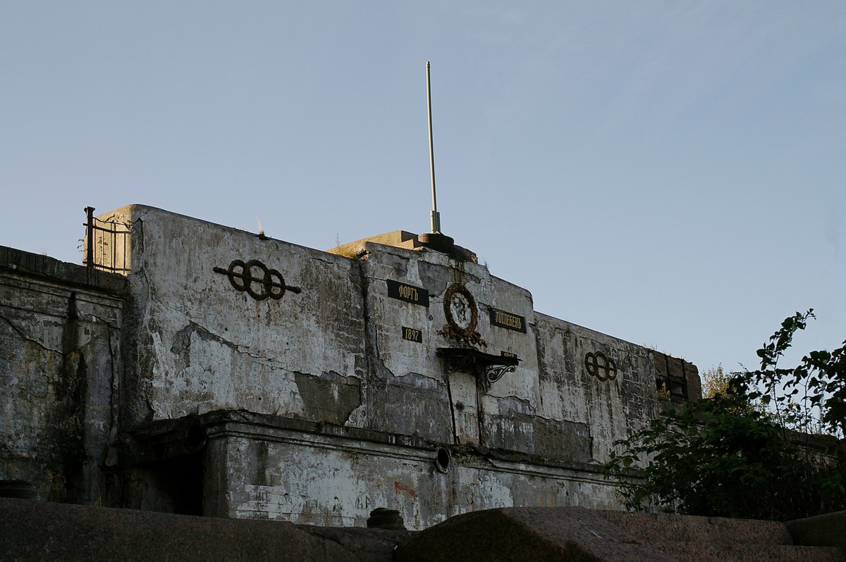 Ссылка на источник: https://upload.wikimedia.org/wikipedia/commons/thumb/0/0c/Форт_Тотлебен_%28Первомайский%29.JPG/1600px-Форт_Тотлебен_%28Первомайский%29.JPG