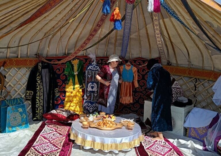    В Адамовке отмечают праздник казахской культуры «Степной той» Марина Шарт