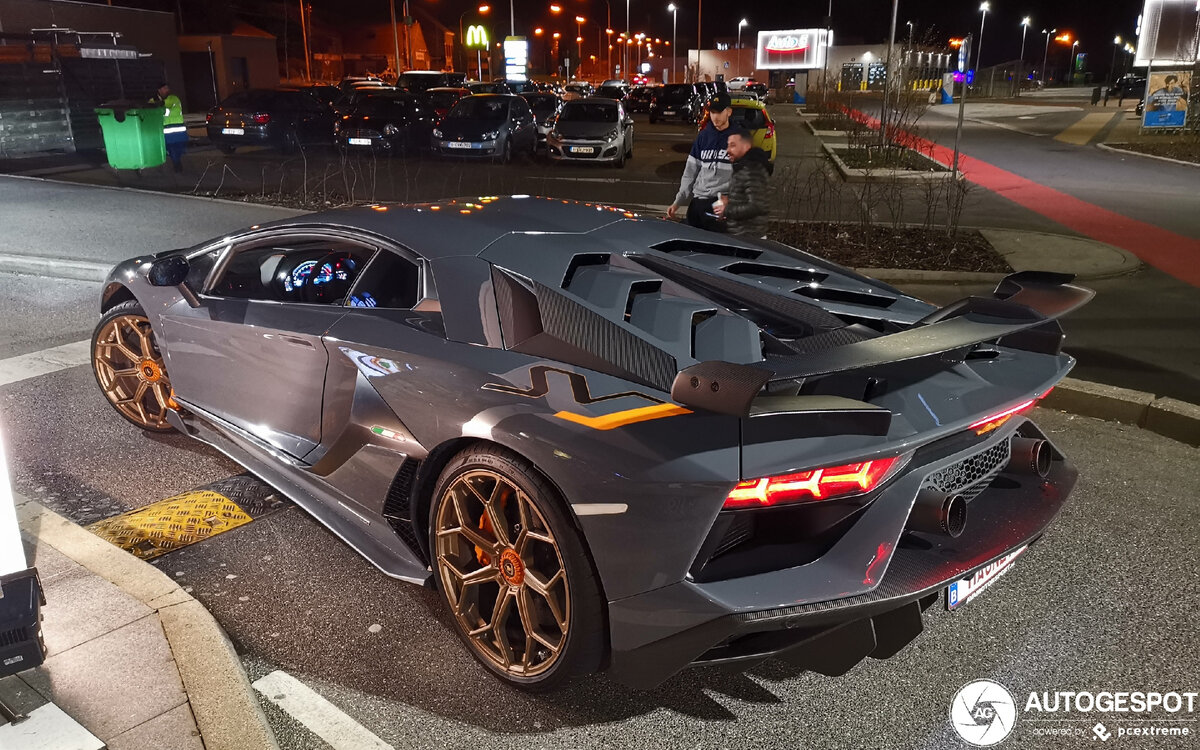 Lamborghini Aventador 2