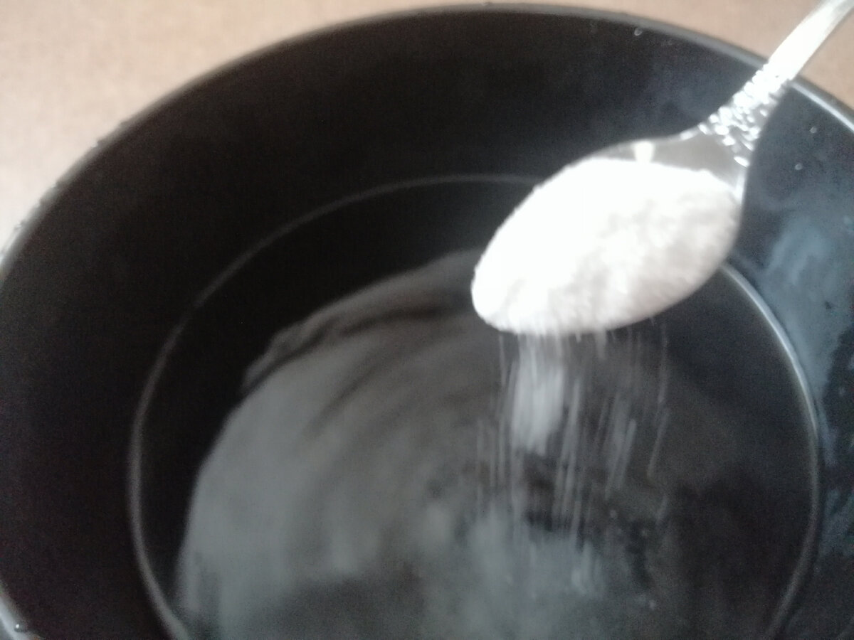 Nacl поваренная соль. зачем мыть пол водой с солью. лайфхаки для мытья пола. швабра которая собирает мусор. раствор с солью для уборки в доме.