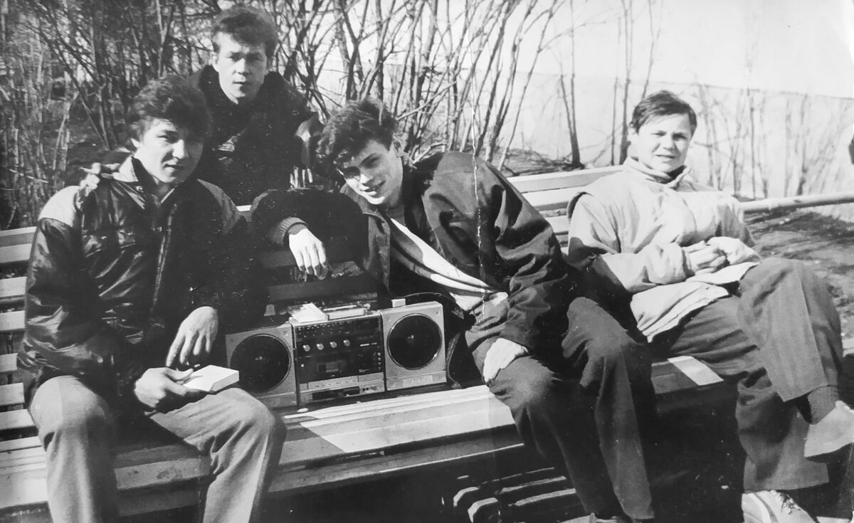 Выйти прогуляться с "кассетником" в компании друзей было круто!