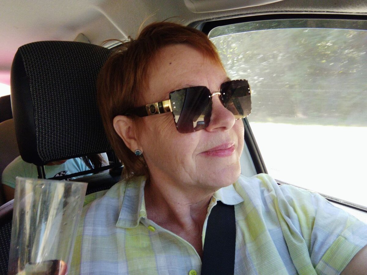 Нормально так, путешествую с бокалом розового🙂