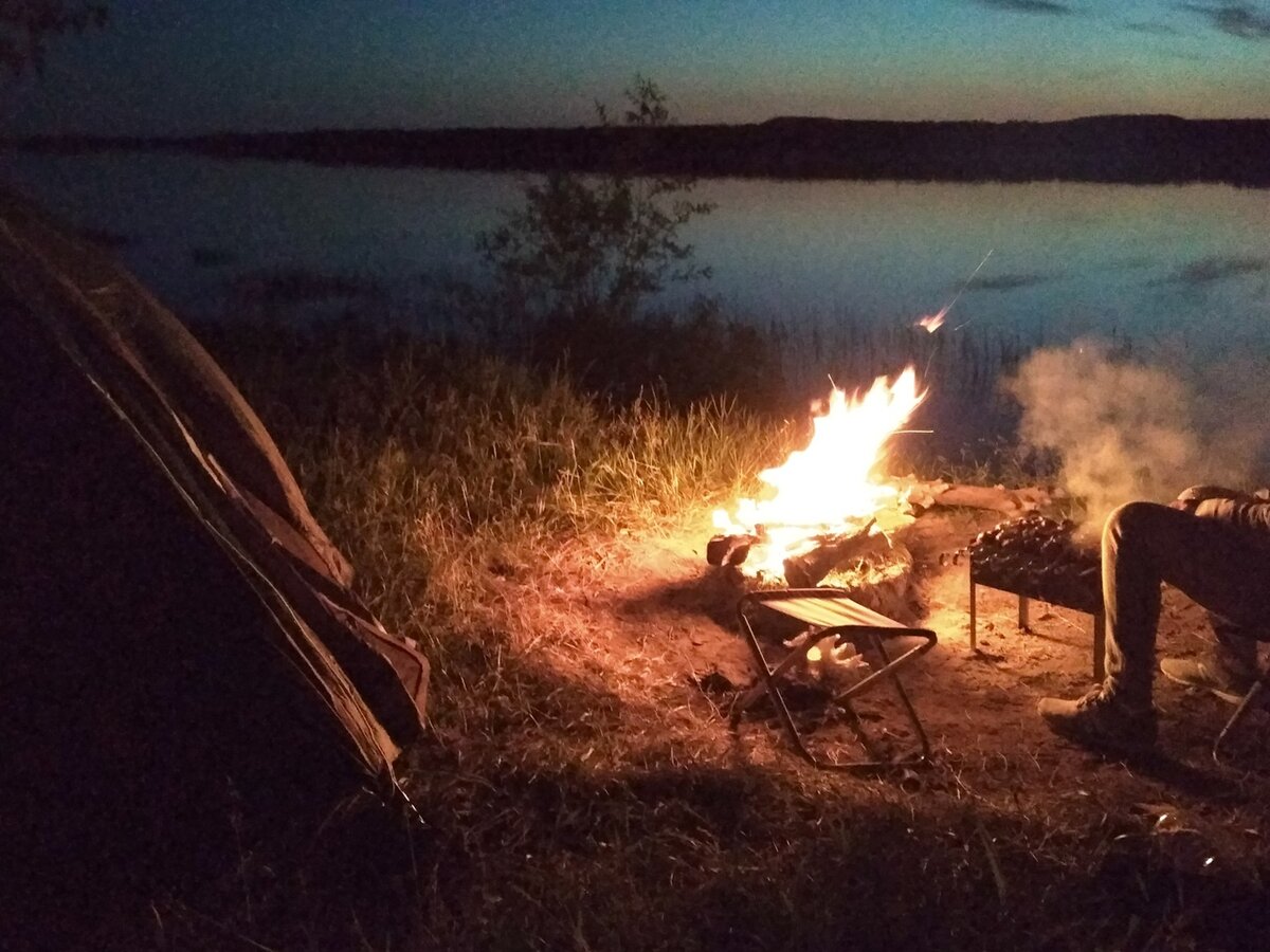 Фото для примера.  Примерно на таком же расстоянии был огонь от палатки. 