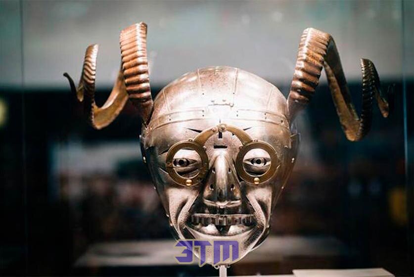 Говорят, что рогатый шлем принадлежал Генриху VIII.