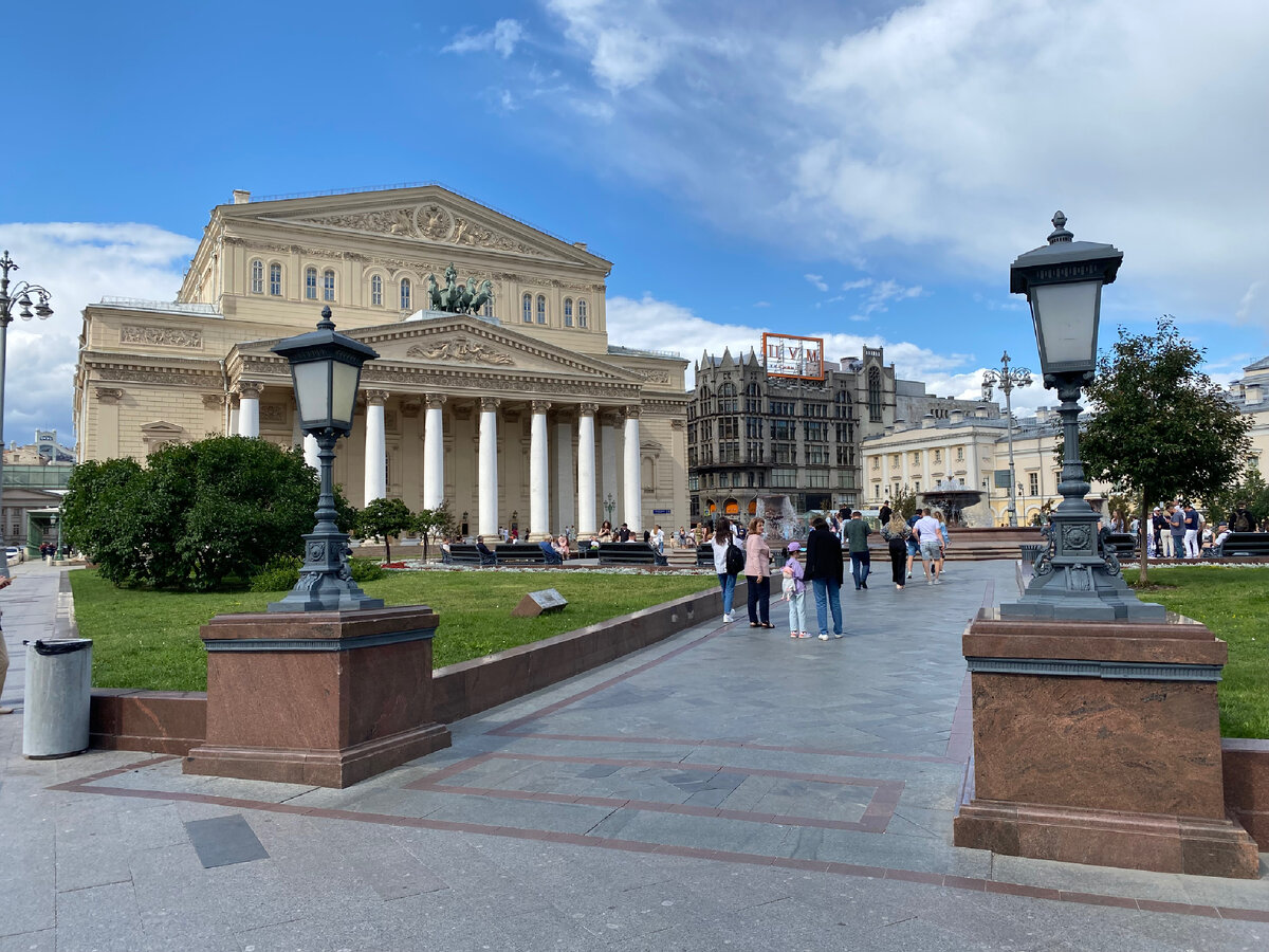 площадь у большого театра москва