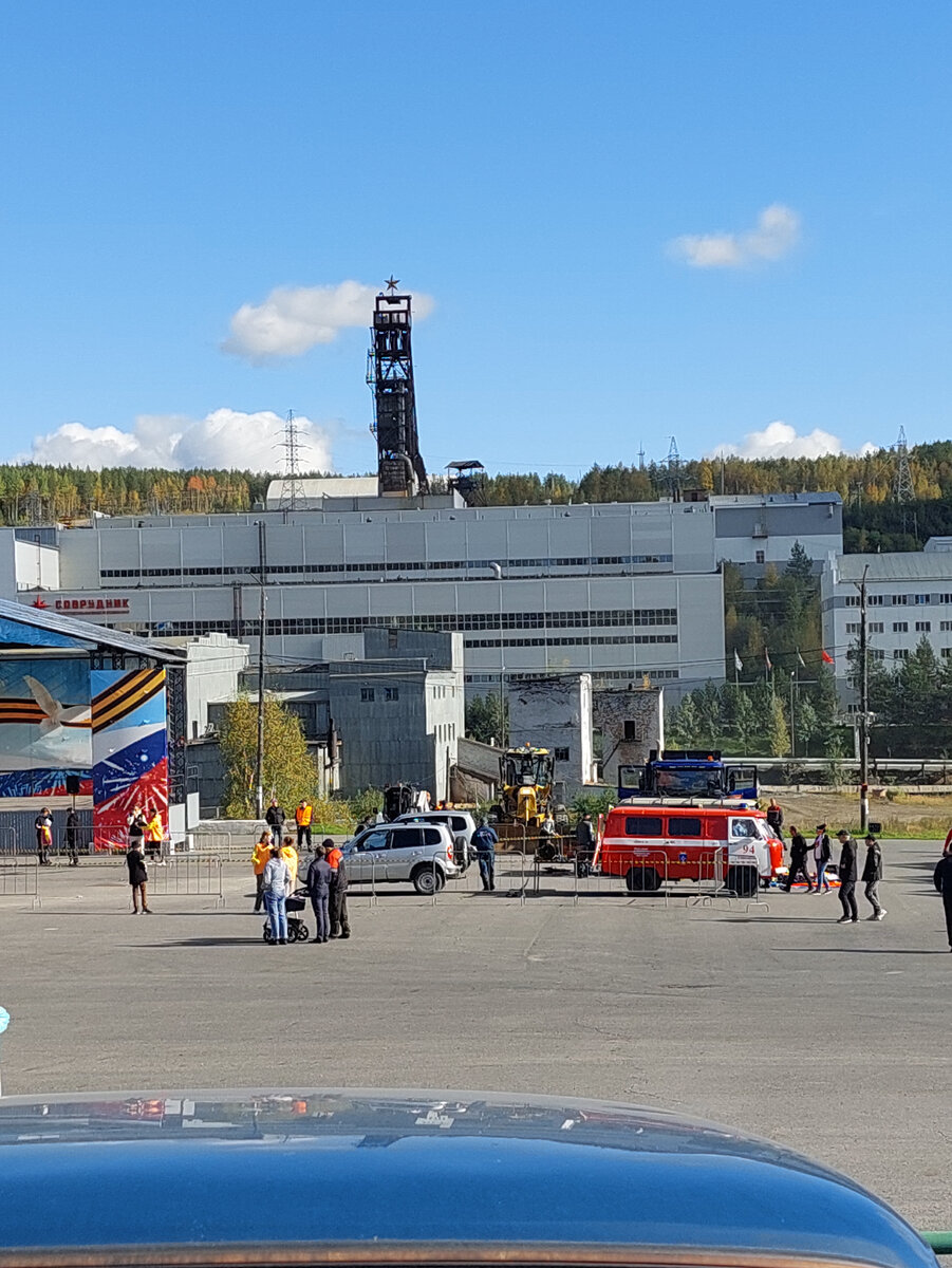 Фото автора в далеке это наша фабрика