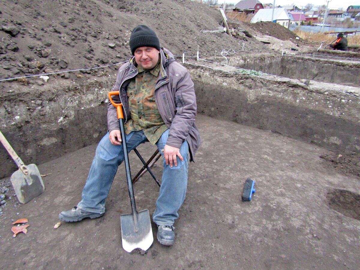 «Это конец XVII – начало XVIII века. Там [в культурном слое] может быть что угодно: и монеты, и клады, и оружие. Все, что говорит о быте и занятиях жителей первоначального Саратова. Кроме того, если это самый центр города, то там могут быть и остатки оборонительных сооружений, складов, бань, производственных комплексов», – предположил ученый.© страница Алексея Малышева во «ВКонтакте»
