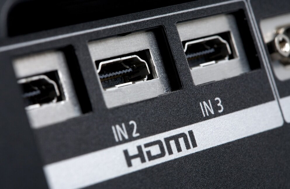    Разъёмы HDMI в телевизоре всегда подписаны и пронумерованы. Источник: btech.com