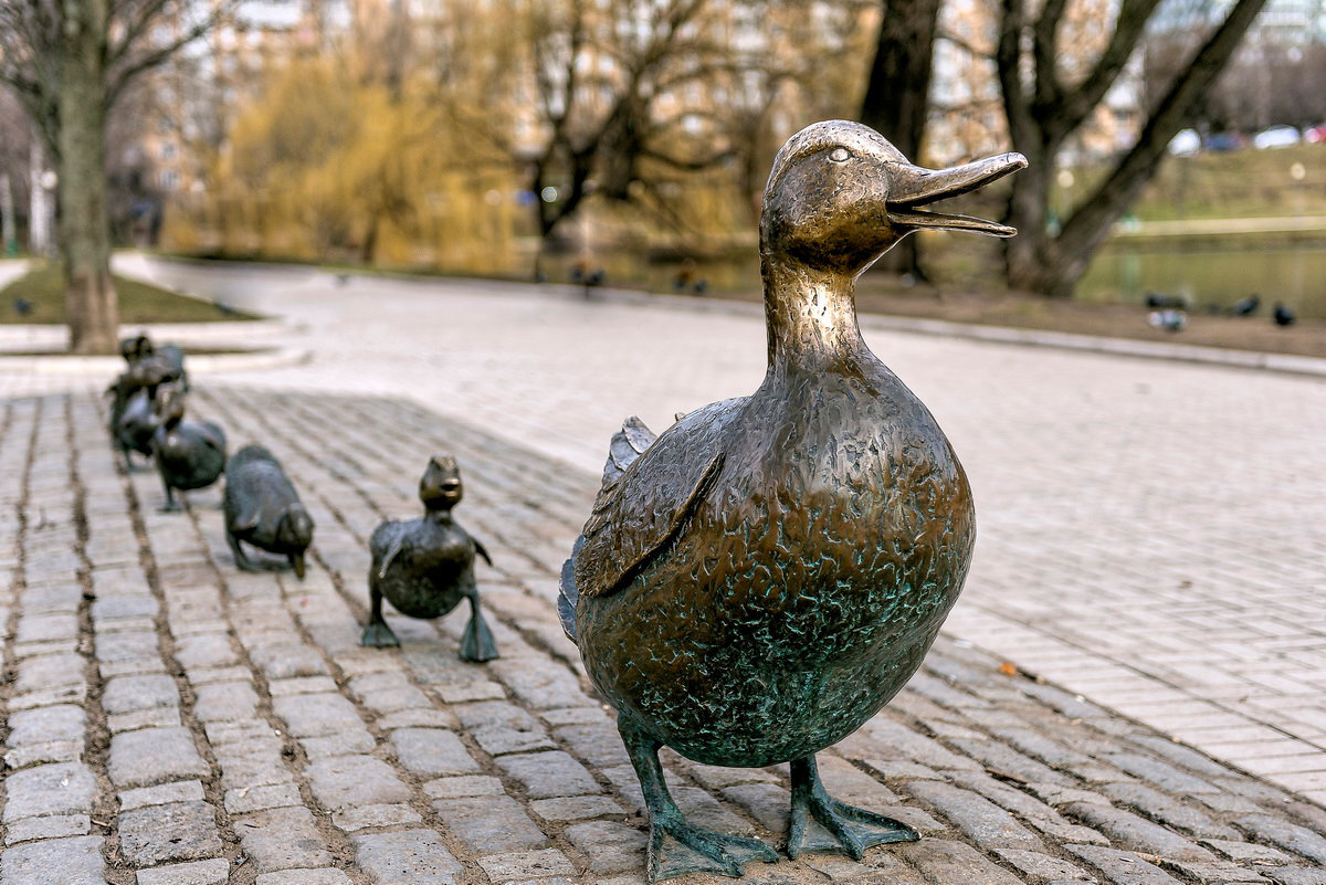 Современные памятники москвы. Памятник утятам Новодевичий монастырь. Памятник уткам у Новодевичьего монастыря. Новодевичий монастырь в Москве скульптура уток. Дорогу утятам памятник в Москве.