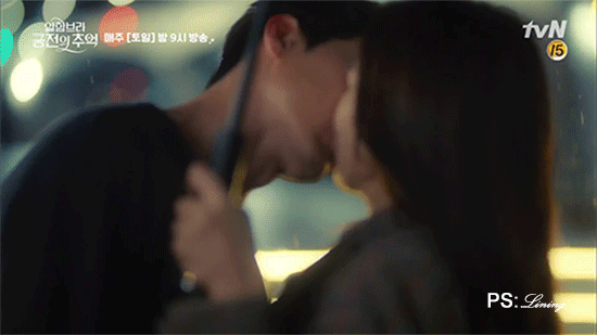 Поцелуй под дождём.