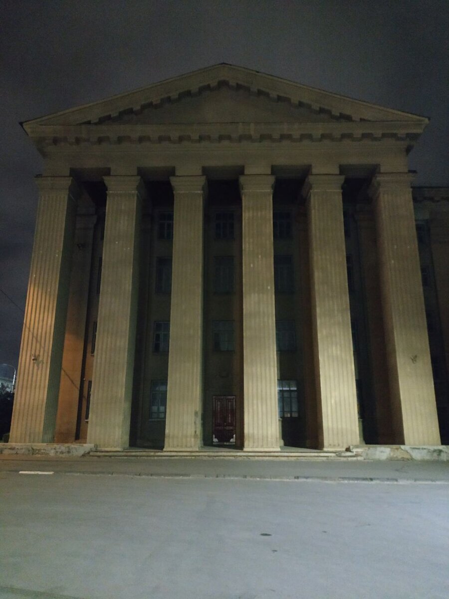 Здание технического колледжа в Волгограде