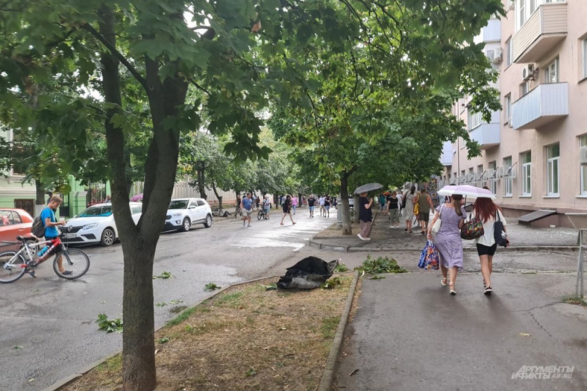   Обломки с неба в центре Таганрога.