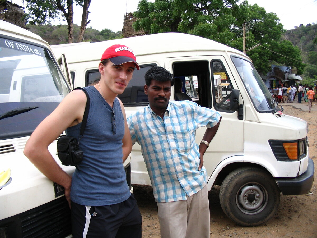 Вот на таких машинах мы ездили на инспекцию по Площадке и на фото рядом со мной наш водитель. Фотография из личного фотоархива (Индия, 2005 год)