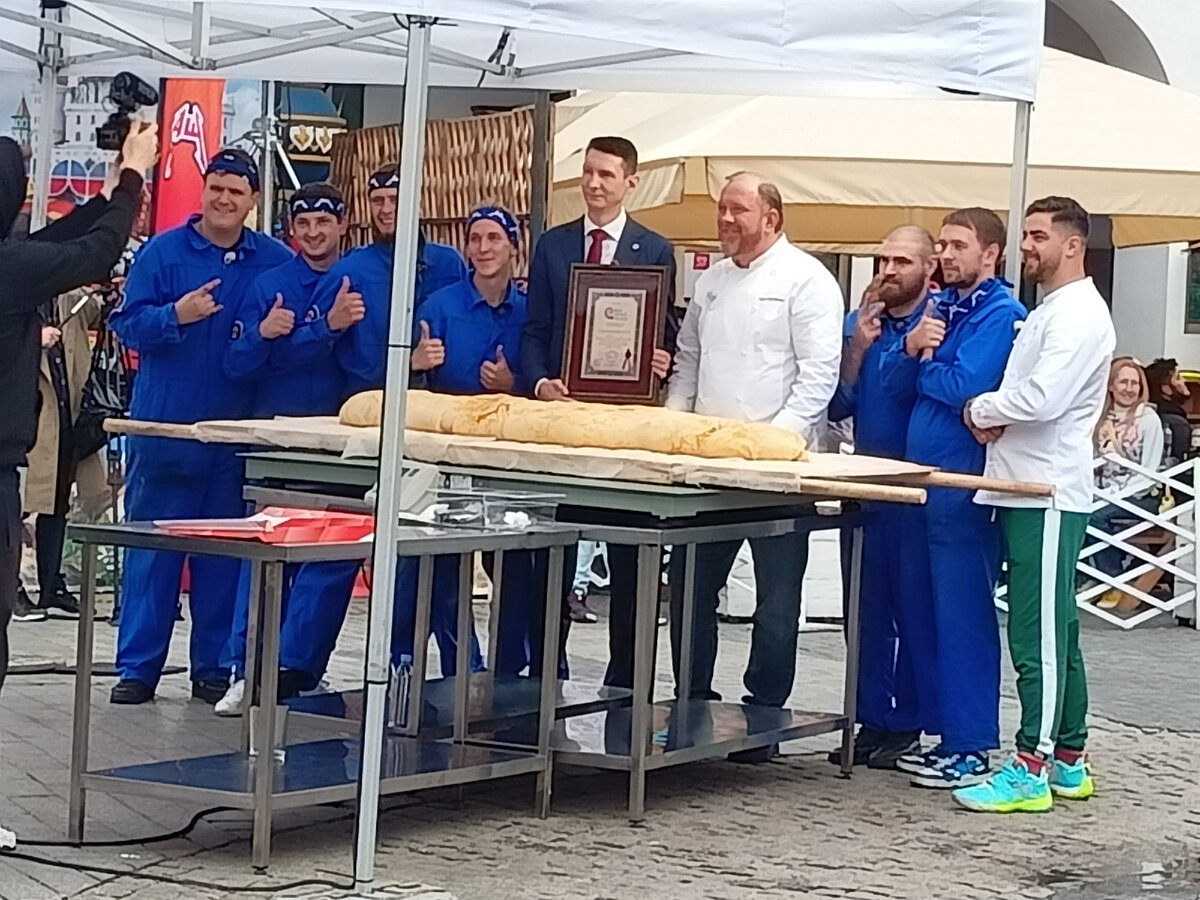 Константин Ивлев в Измайловском Кремле. Команды - мужская и женская принимали участие в соревновании на изготовление самого большого блинного рулета. Результат победителей был зафиксирован в Книге Рекордов РФ