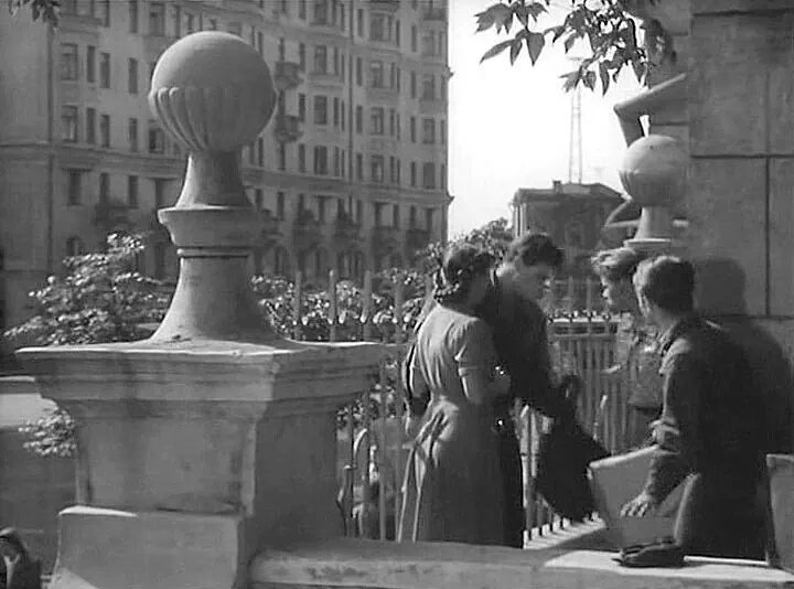 Кадр из фильма «В добрый час!» (1956). Скриншот. Подъезд дома, где живут Аверины. Далее в галерее - кабинет профессора и фото улицы Чкалова.