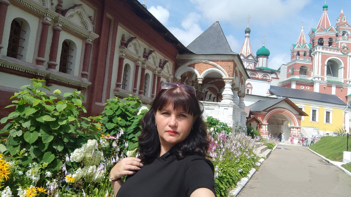 На фоне царицыных палат