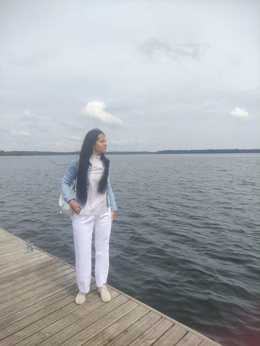 Плюс путешествия на машине - по пути можно останавливаться, где хочешь. Это Валдайское озеро 