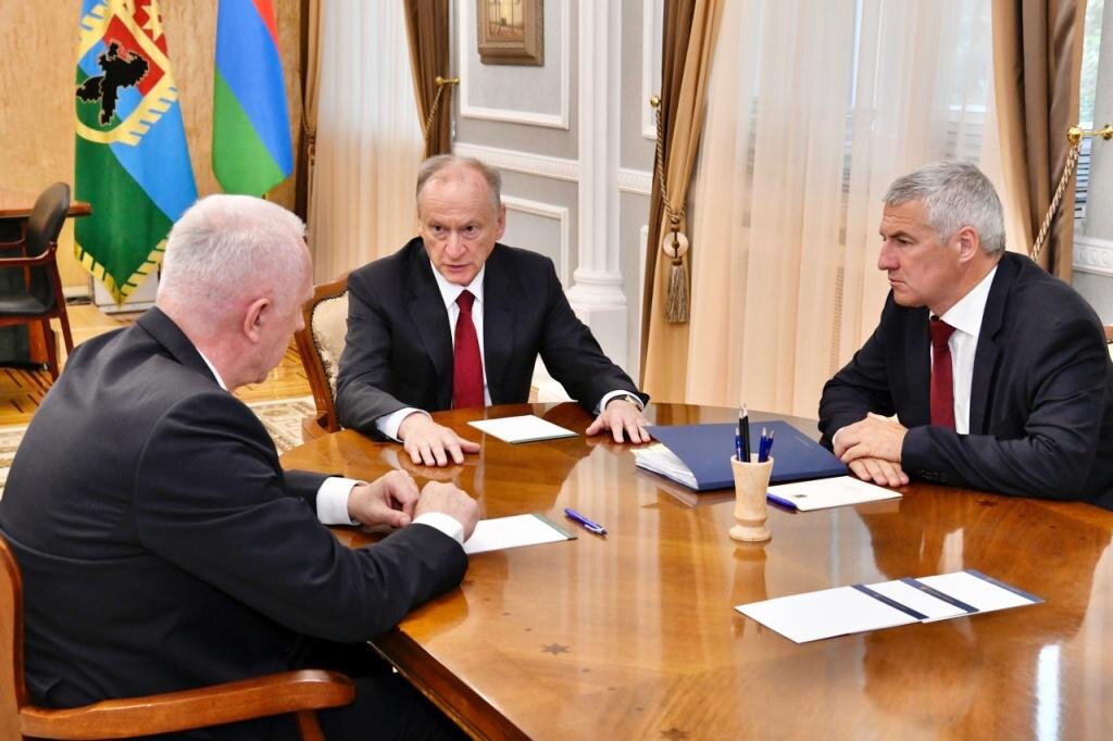 Секретарь Совбеза РФ  Н. Патрушев (в центре), полпред в СЗФО А. Гуцан (слева) и глава КарелииА. Парфенчиков.