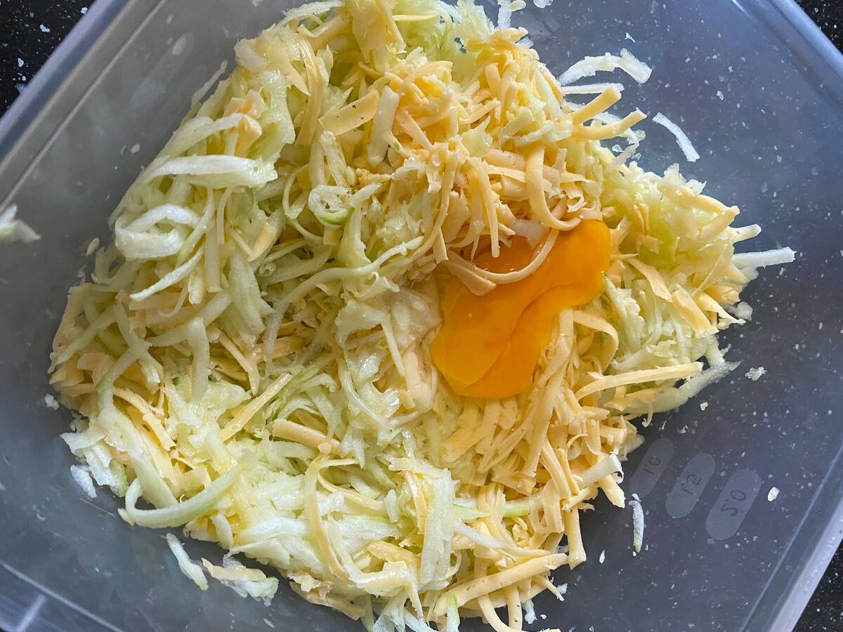 Кабачковое тесто должно быть гуще, чем на оладьи. Регулируйте это просто добавлением муки, ведь консистенция теста зависит от зрелости вашего кабачка.