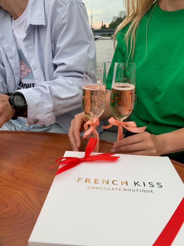 Фото: УСАДЬБУШКА /эти бокалы под шампанское я украшала на 15-летие нашей свадьбы. Они были в цвет наших с Андреем нарядов. С того момента повелось доставать их раз в год на годовщину свадьбы. 