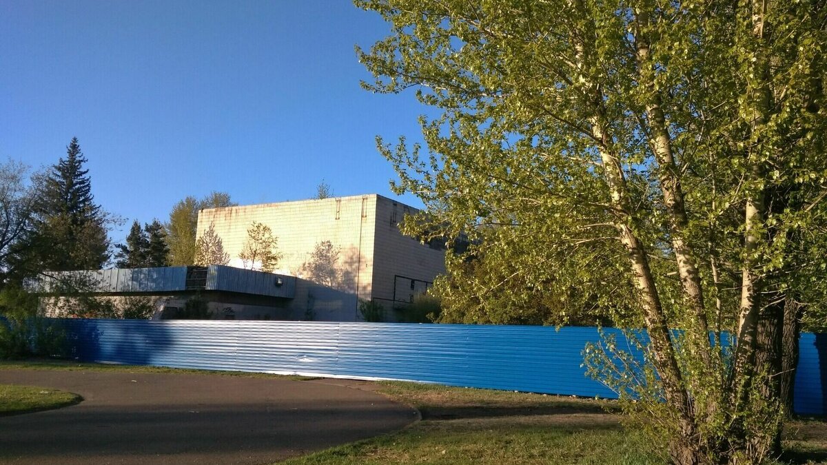     Жители Амурского поселка заметили, что полуразрушенное здание начали демонтировать.