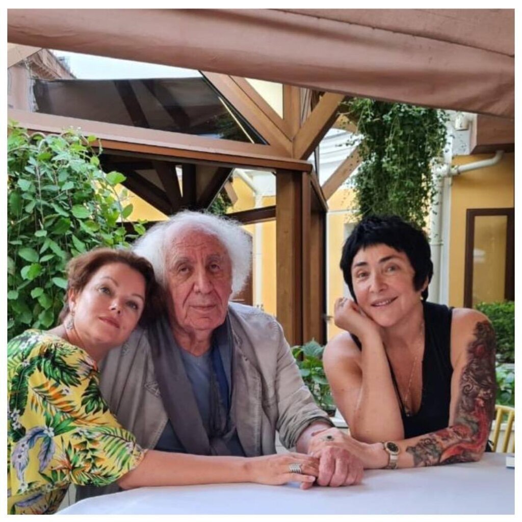    Лолита Милявская в компании друзей