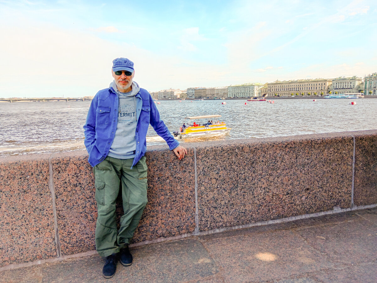 Михаил Лекс, автор рассказа и канала. Санкт-Петербург, Нева, набережная.