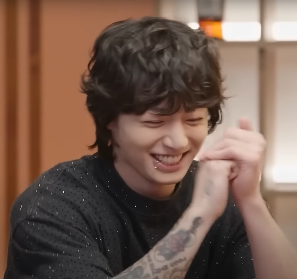 Появился такой в блестящей футболке и с сияющей улыбкой.