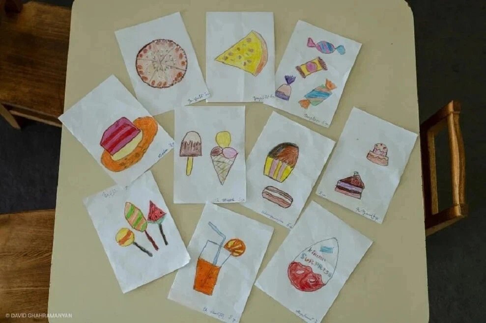 В одном из степанакертских детских садов дети нарисовали то, по чему больше всего соскучились из-за азербайджанской блокады. Фото из открытых источников сети Интернета