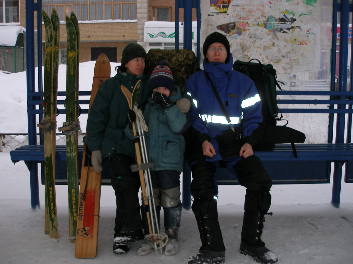 Ждём с детьми автобус на вокзал. В зимний поход готовы.