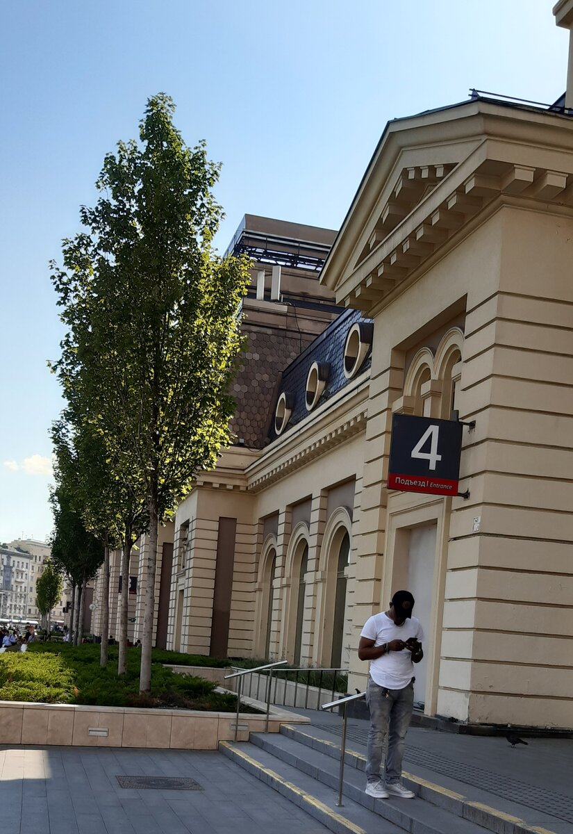 Павелецкий вокзал. Вход 4,  к поездам дальнего следования.