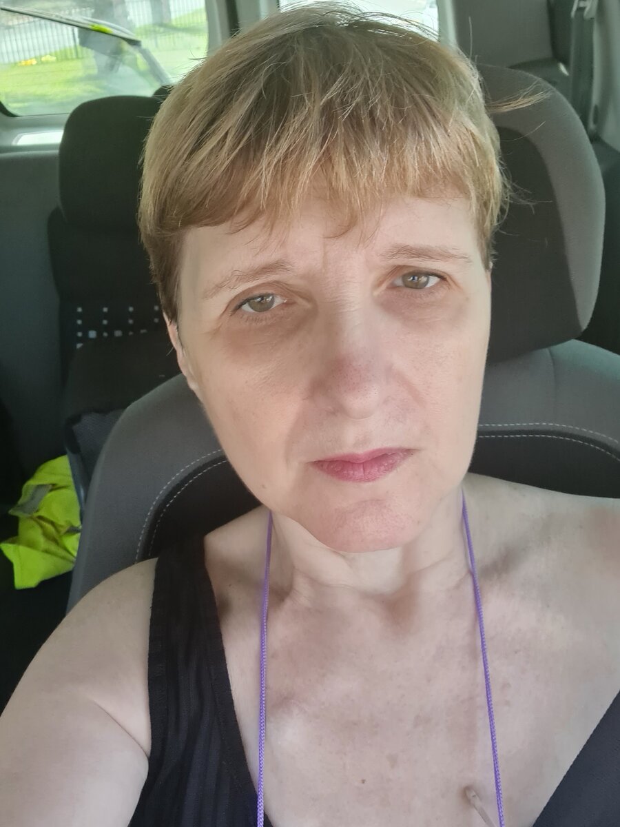 Жара 36 гр., машина на солнце накалилась, как духовка. Спасибо кондиционеру, без него просто ад.