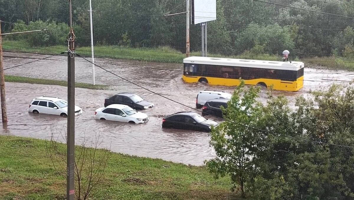     Читатели прислали в редакцию фото и видео с улиц Камбарской и 40 лет Победы в Ижевске. Из-за очередного ливня улицы превратились в реку.