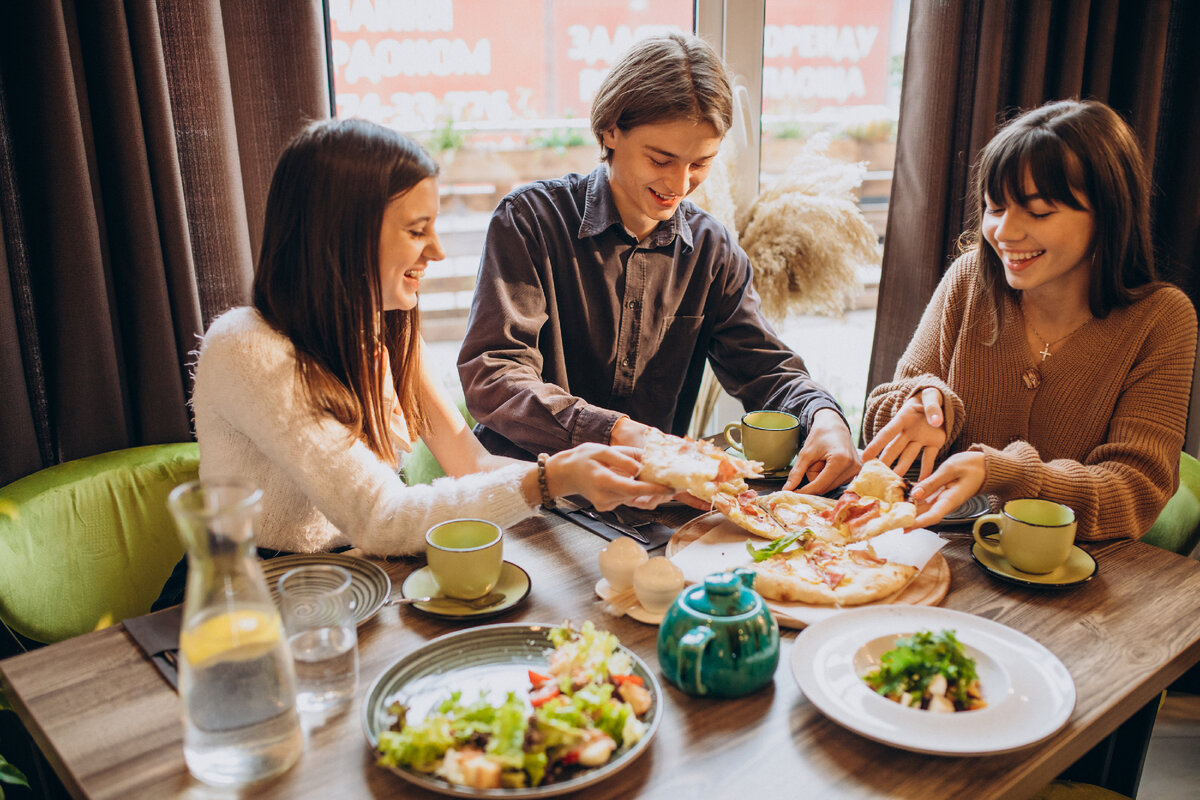 источник фото: <a href="https://ru.freepik.com/free-photo/three-firends-together-eating-pizza-in-a-cafe_12178508.htm#page=3&query=%D1%81%D0%B5%D0%BC%D1%8C%D1%8F%20%D0%B2%20%D0%BA%D0%B0%D1%84%D0%B5&position=7&from_view=search&track=ais">Изображение от senivpetro</a> на Freepik