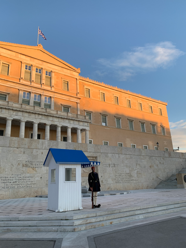 Эвзон в почётном карауле у Могилы неизвестного солдата на площади Си нтагма (Афины, Греция). Фото из личного архива автора
