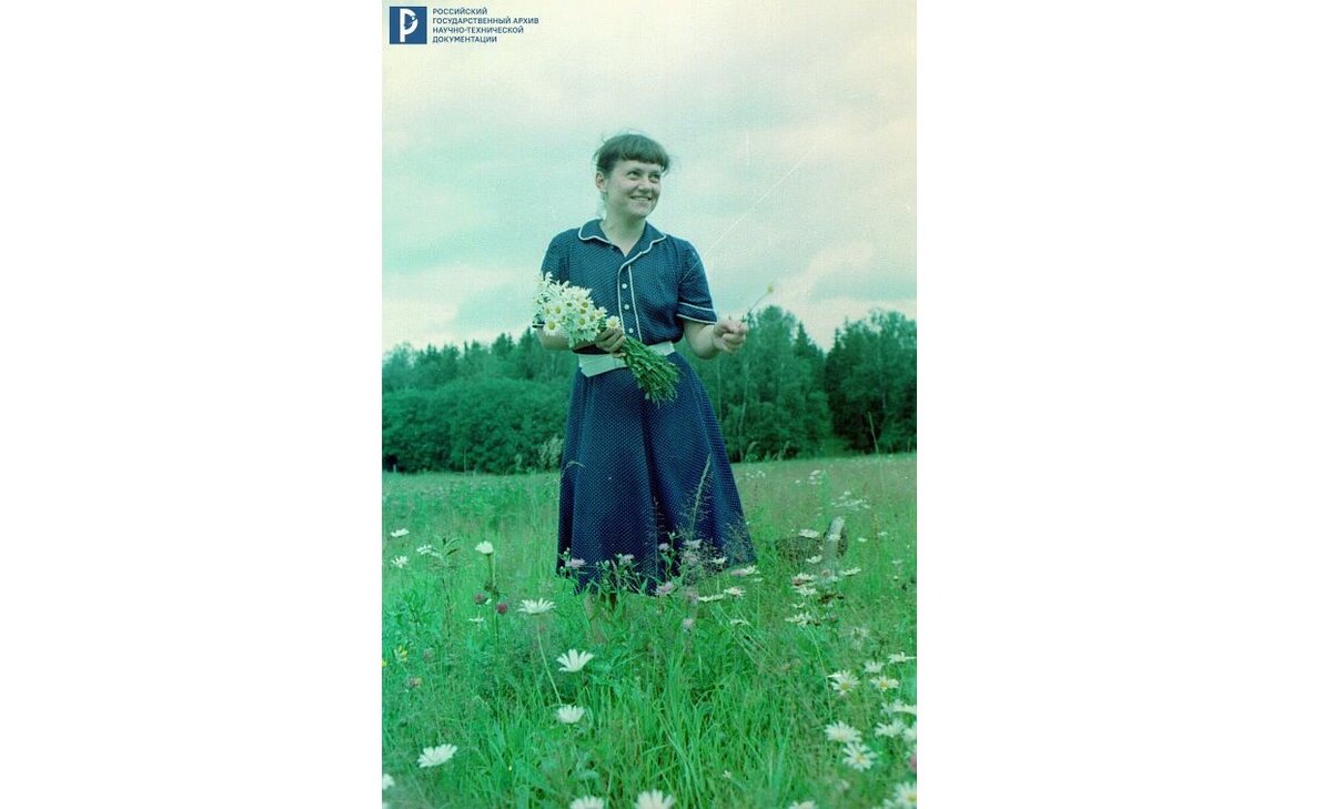 Космонавт С.Е. Савицкая на отдыхе. Июль 1982 г. РГАНТД. Арх. № 1-3821 цв.