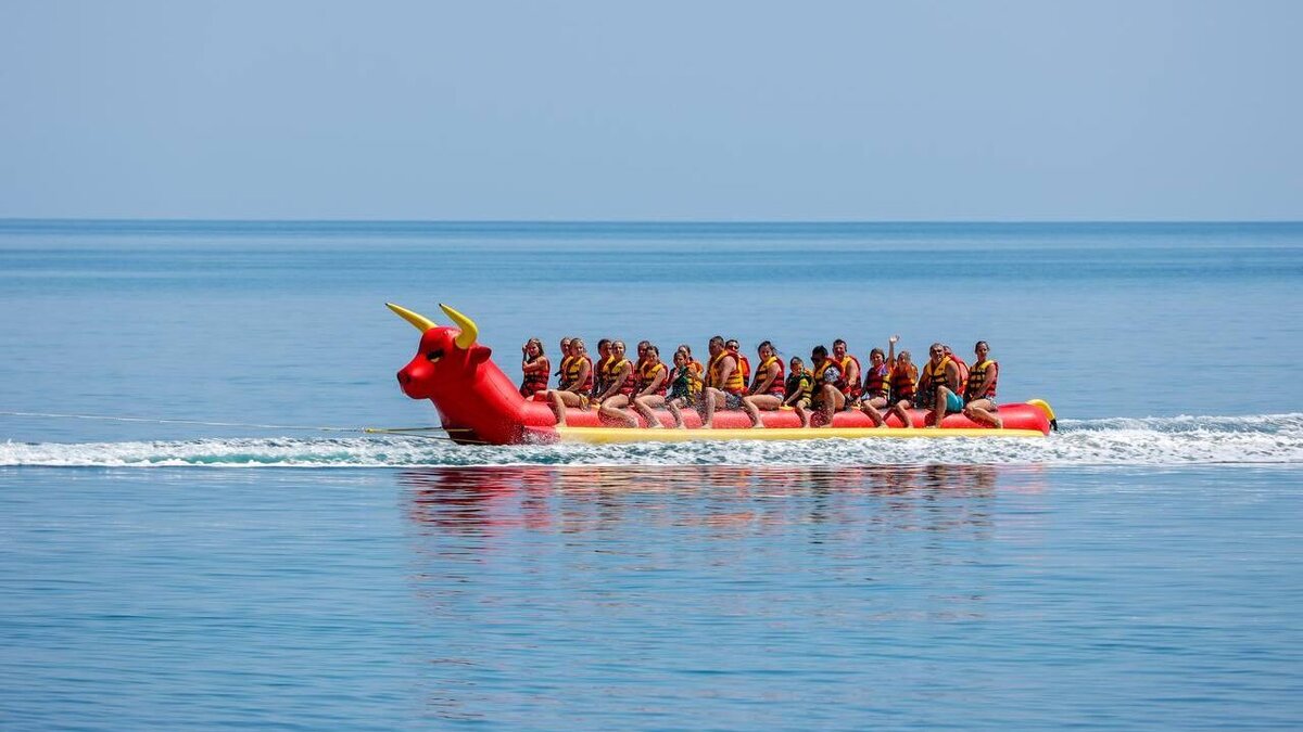    Катание на банане© Globallookpress